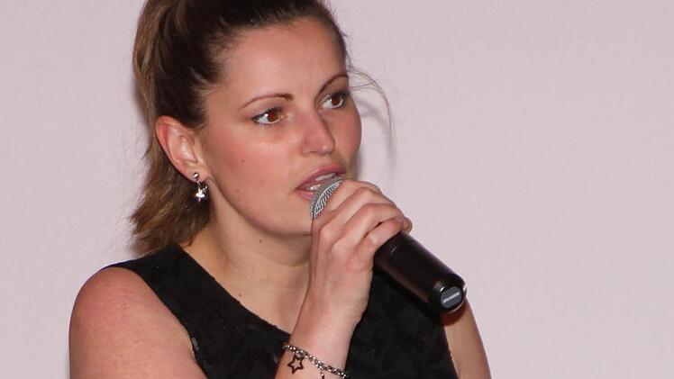 Musikalisch wurde die Veranstaltung mit Liedern von Christina Schnös umrahmt.