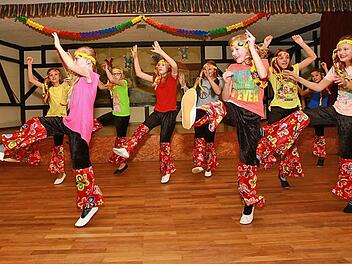 Mehrere Tanzgruppen, hier schwungvolle M&auml;dels aus den Heiligen L&auml;ndern, begeisterten bei ihrem Auftritt anl&auml;sslich des Kinderfaschings in Kirchlauter. Die Veranstaltung brachte einen Reinerl&ouml;s von etwa 800 Euro.  Foto: I have A Dream Group