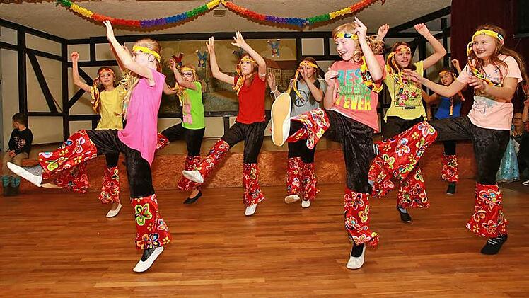 Mehrere Tanzgruppen, hier schwungvolle M&auml;dels aus den Heiligen L&auml;ndern, begeisterten bei ihrem Auftritt anl&auml;sslich des Kinderfaschings in Kirchlauter. Die Veranstaltung brachte einen Reinerl&ouml;s von etwa 800 Euro.  Foto: I have A Dream Group