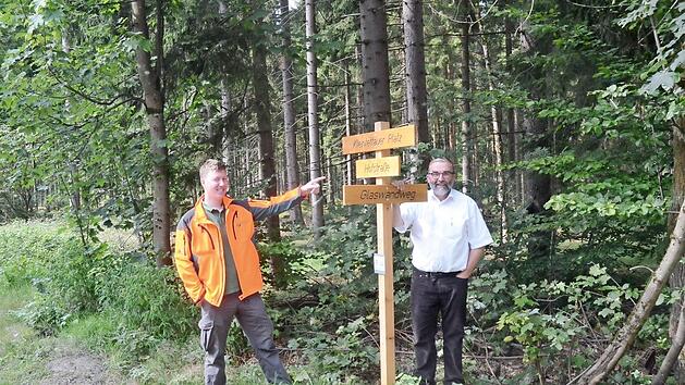 Revierleiter Christian Goldammer (links) und Peter Hagemann, Leiter des Forstbetriebes Rothenkirchen, pr&auml;sentieren die neu angelegten Wegeschilder im Revier Tettau.  Foto: Karl-Heinz Hofmann