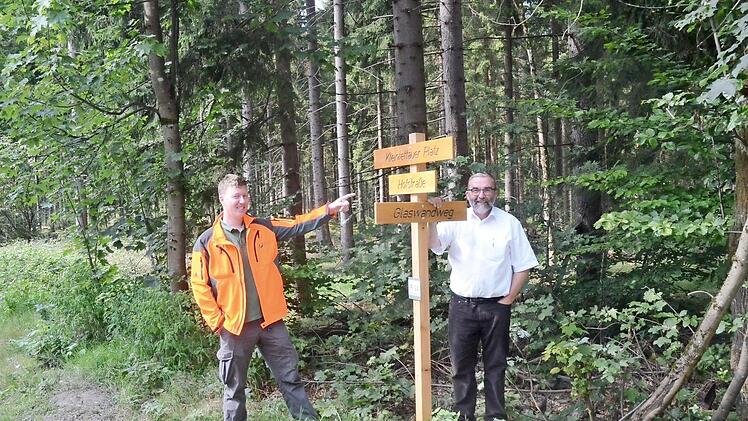 Revierleiter Christian Goldammer (links) und Peter Hagemann, Leiter des Forstbetriebes Rothenkirchen, präsentieren die neu angelegten Wegeschilder im Revier Tettau.  Foto: Karl-Heinz Hofmann