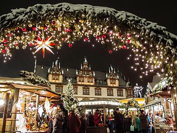 Coburger Winter-Impressionen: Blick auf den verschneiten Weihnachtsmarkt am Samstag.Foto: Jochen Berger