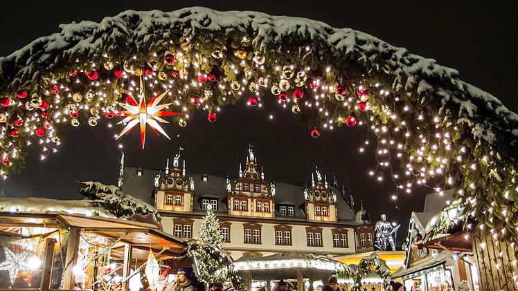 Coburger Winter-Impressionen: Blick auf den verschneiten Weihnachtsmarkt am Samstag.Foto: Jochen Berger