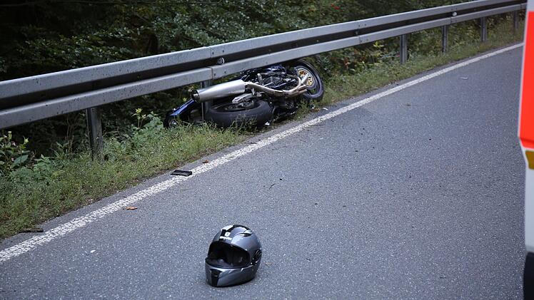 Ein schwerer Motorradunfall hat sich am Samstagnachmittag auf der Staatsstra&szlig;e 2195 zwischen Stadtsteinach und Schwand (Kreis Kulmbach) ereignet. Ein Motorradfahrer verstarb noch an der Unfallstelle. Foto: News5/Fricke