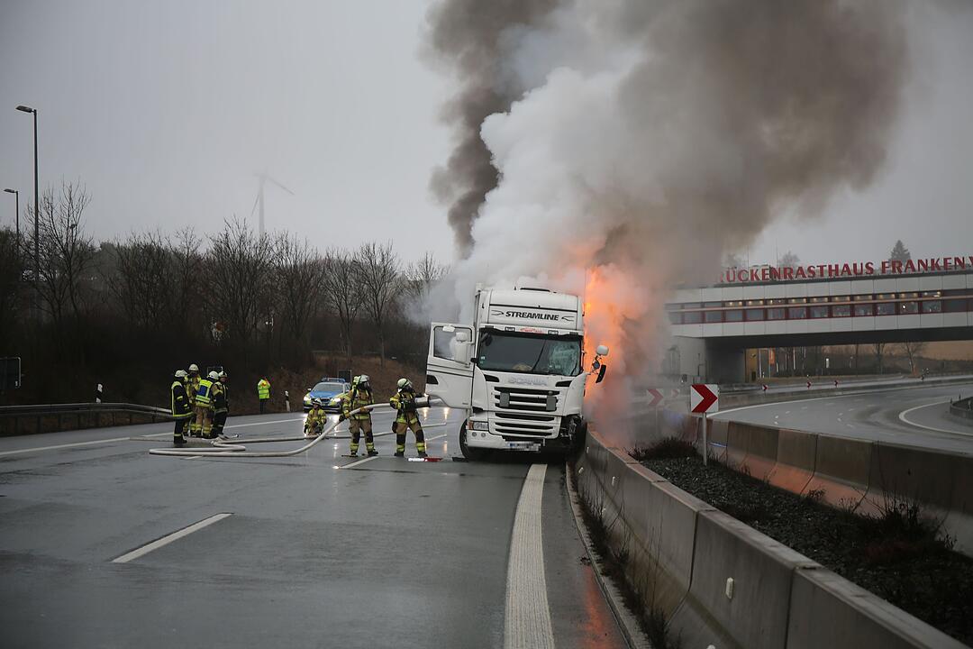 Nach Kollision mit Leitplanke: Lastwagen geht auf A9 in Flammen auf