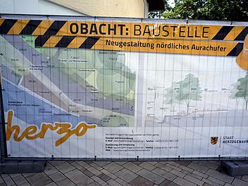 Ein Banner kündigt es bereits an: In Herzogenaurach soll das Aurachufer neu gestaltet werden.  Foto: Richard Sänger