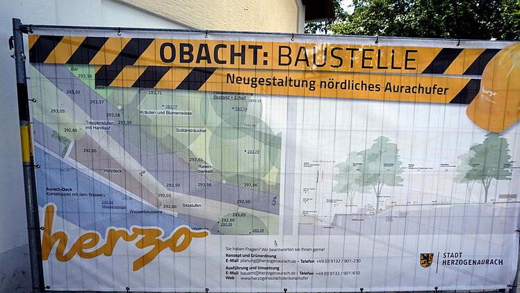Ein Banner kündigt es bereits an: In Herzogenaurach soll das Aurachufer neu gestaltet werden.  Foto: Richard Sänger