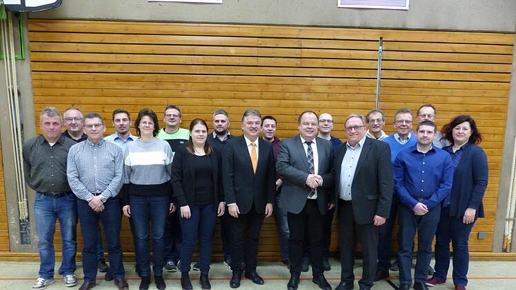 Die Dorfgemeinschaft/Überörtliche Wählergemeinschaft Grafengehaig (DG/ÜWG) hat nominiert. Unser Bild zeigt die Bewerberinnen und Bewerber für ein Gemeinderatsmandat. Stellvertretender Landrat Dieter Schaar (Sechster von rechts) gratulierte dem Bürgermeisterkandidaten Werner Burger (Achter von rechts) zur einstimmigen Nominierung zu gratulieren. Foto: Klaus-Peter Wulf