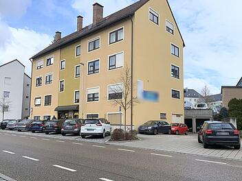 Bei dem Angriff verletzte der 33-jährige Tatverdächtige einen 53-jährigen Gerichtsvollzieher  mit einem Messer. Anschließend flüchtete er in unbekannte Richtung. Foto: Höfig/News5