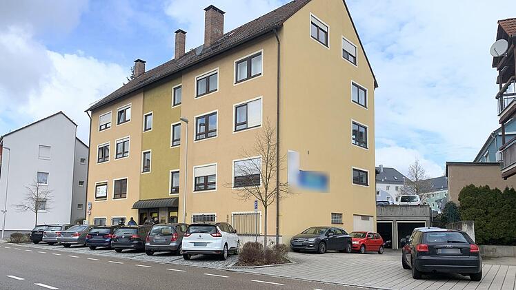 Bei dem Angriff verletzte der 33-jährige Tatverdächtige einen 53-jährigen Gerichtsvollzieher  mit einem Messer. Anschließend flüchtete er in unbekannte Richtung. Foto: Höfig/News5