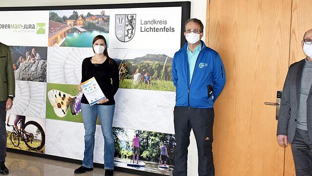 Landrat Christian Mei&szlig;ner (von links), Kreisjugendpflegerin Alexandra Stammberger, KJR-Vorsitzender Georg Krau&szlig; und Oliver Hofmann, Vertriebsregionsleiter der Sparkasse Coburg-Lichtenfels, freuten sich bei der Bekanntgabe der Gewinner &uuml;ber die Rekordteilnahme beim Familien-Forscherspiel und beim Ferienpassgewinnspiel.