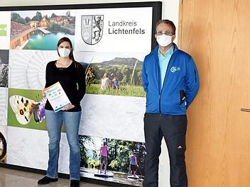 Landrat Christian Mei&szlig;ner (von links), Kreisjugendpflegerin Alexandra Stammberger, KJR-Vorsitzender Georg Krau&szlig; und Oliver Hofmann, Vertriebsregionsleiter der Sparkasse Coburg-Lichtenfels, freuten sich bei der Bekanntgabe der Gewinner &uuml;ber die Rekordteilnahme beim Familien-Forscherspiel und beim Ferienpassgewinnspiel.