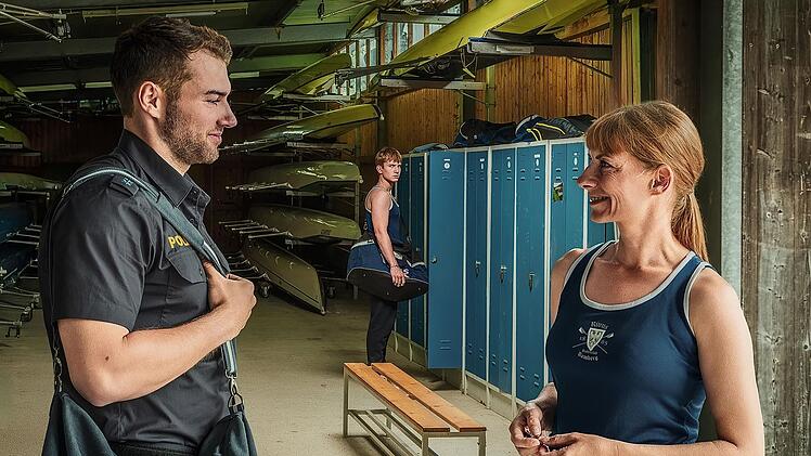 Streifenpolizist Oscar Renner (Oskar Keymer) nimmt Ruderstunden bei der Trainerin Judith K&ouml;hler (Antje Hamer). Bei einem morgendlichen Training werden sie vom Ufer aus beschossen.