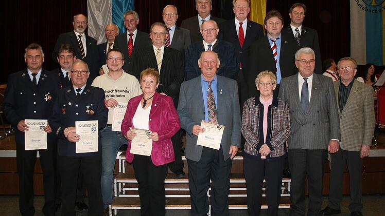 Diese Frauen und Männer wurden für bürgerschaftliches Engagement geehrt. Mit im Bild: Bürgermeister Klaus Löffler und Ehrengäste. Foto: Veronika Schadeck