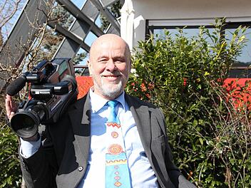 Michael Peter feiert heute seinen 70. Geburtstag. Seine Kamera "Emma" gehört zu ihm. Er schultert sie auch heute noch, wenn er auf Reisen geht. Foto: Carmen Schmitt