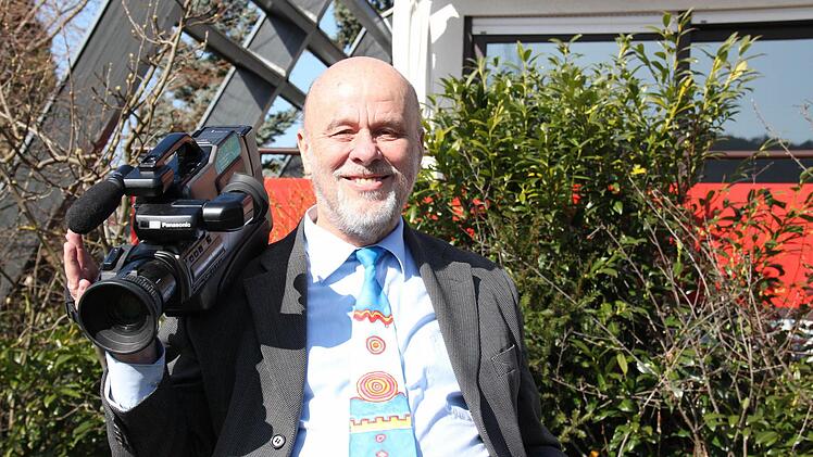 Michael Peter feiert heute seinen 70. Geburtstag. Seine Kamera "Emma" gehört zu ihm. Er schultert sie auch heute noch, wenn er auf Reisen geht. Foto: Carmen Schmitt