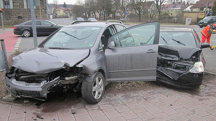 Der Aufprall des Auffahrunfalls war so stark, dass die beiden Autos einander in ein Beet am Straßenrand geschoben haben.  Foto: Volker Fürbeth