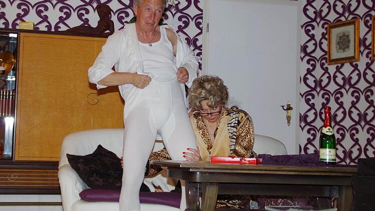 Was geht denn da ab? Luise (rechts), gespielt von Steffi Weberpals, inspiziert ganz genau das "Uhrwerk" von Butler Orpheus (Helmut Peschel).  Fotos: Thomas Hümmer