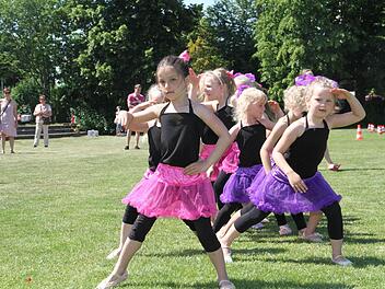 Die Kindergruppe der Ballettschule Hutmacher-Brückner erfreute mit einer bezaubernden Vorführung. Foto: Gerda Völk