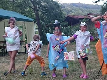 Eine Modenschau aus selbstgebastelten Müllkostümen präsentierten die Kinder auf der diesjährigen Zeltfreizeit der KJG Oberbach.  Foto: Evelyn Schneider