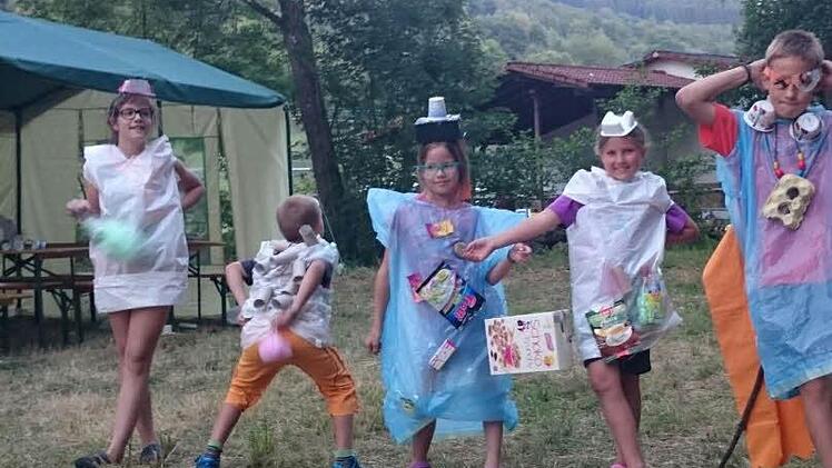Eine Modenschau aus selbstgebastelten Müllkostümen präsentierten die Kinder auf der diesjährigen Zeltfreizeit der KJG Oberbach.  Foto: Evelyn Schneider