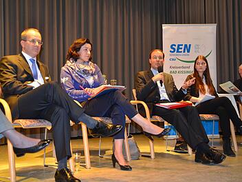 Bei der Podiumsdiskussion zum Thema Sterbehilfe: Unser Foto zeigt (von links) Dr. Alexander Siebel, Arzt und Rechtsanwalt (Bad Kissingen), Moderatorin Dorothee Bär, Kaplan Paul Reder (Bad Kissingen), Studentin Lisa Altenhöfer (Oberaurach) und Eberhard Gräf, Vorsitzender Senioren-Union. Foto: Kathrin Kupka-Hahn