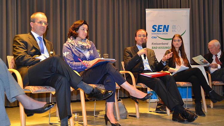Bei der Podiumsdiskussion zum Thema Sterbehilfe: Unser Foto zeigt (von links) Dr. Alexander Siebel, Arzt und Rechtsanwalt (Bad Kissingen), Moderatorin Dorothee Bär, Kaplan Paul Reder (Bad Kissingen), Studentin Lisa Altenhöfer (Oberaurach) und Eberhard Gräf, Vorsitzender Senioren-Union. Foto: Kathrin Kupka-Hahn