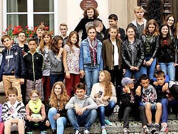 Das gemeinsame Gruppenbild der deutschen und französischen Schüler auf der Rathaustreppe durfte nicht fehlen. Unser Bild zeigt die Gäste und ihre Gastgeber mit Lehrern und Vertretern der Stadt.  Foto: Günther Geiling