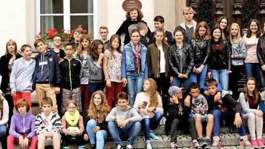 Das gemeinsame Gruppenbild der deutschen und französischen Schüler auf der Rathaustreppe durfte nicht fehlen. Unser Bild zeigt die Gäste und ihre Gastgeber mit Lehrern und Vertretern der Stadt.  Foto: Günther Geiling