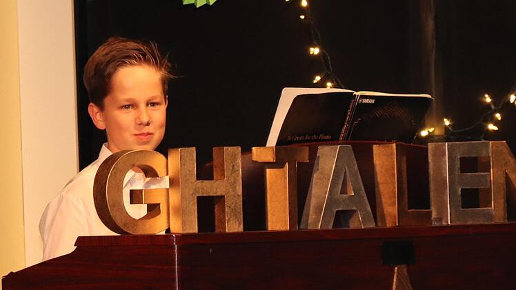 Jan Bieberle am Klavier mit "Cakewalk" von Debussy    Foto: Johanna Blum