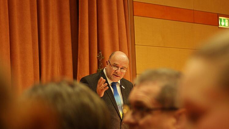 Auch B&uuml;rgermeister Werner St&ouml;cker richtet sein Wort an die Bauern.