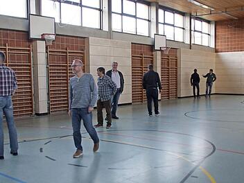 95 000 Euro kostete der neue Prallschutz aus hellem Holz für die Schulturnhalle. Vom Ergebnis machte sich der Gemeinderat ein Bild.  Fotos: sw