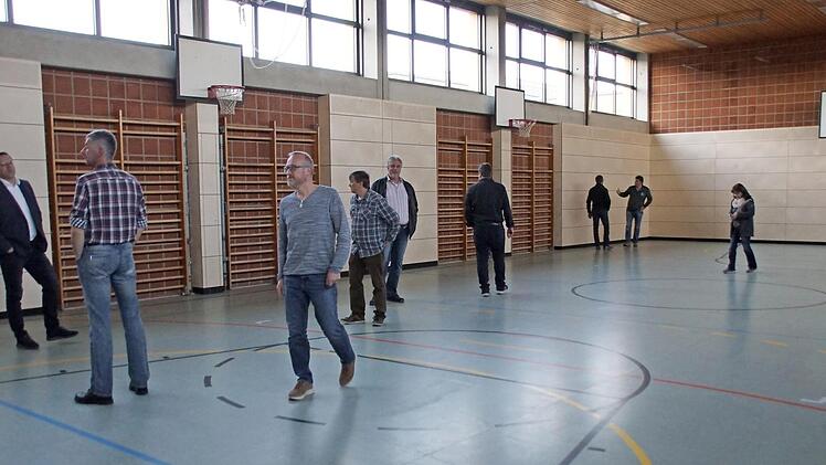 95 000 Euro kostete der neue Prallschutz aus hellem Holz für die Schulturnhalle. Vom Ergebnis machte sich der Gemeinderat ein Bild.  Fotos: sw