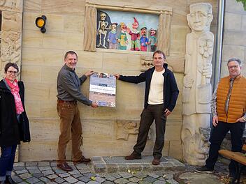 Tourismus-Chefin Kerstin Löw sowie die Initiatoren Eckhard "Joey" Schneider, Johannes Schreiber und Matthias Simon (von links) vor dem Kasperltheater am "Katzenhaus" in der Judengasse. Das Kunstwerk erinnert an den einstigen Bewohner, Matthias Güthlein.  Heike Schülein