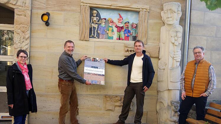 Tourismus-Chefin Kerstin Löw sowie die Initiatoren Eckhard "Joey" Schneider, Johannes Schreiber und Matthias Simon (von links) vor dem Kasperltheater am "Katzenhaus" in der Judengasse. Das Kunstwerk erinnert an den einstigen Bewohner, Matthias Güthlein.  Heike Schülein