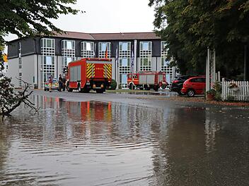 Nach dem Pfingsthochwasser 2017 hatte das Achat-Hotel in der Luitpoldstraße einen Millionenschaden und musste für die Renovierungsarbeiten viele Monate  bleiben. Ein Jahr später stand das Hotelgelände erneut unter Wasser (Bild). Solche Probleme soll es künftig nicht mehr geben, wenn das Überflutungsschutzkonzept  der Stadt Kulmbach umgesetzt wird. Foto: Archiv/Katrin Geyer