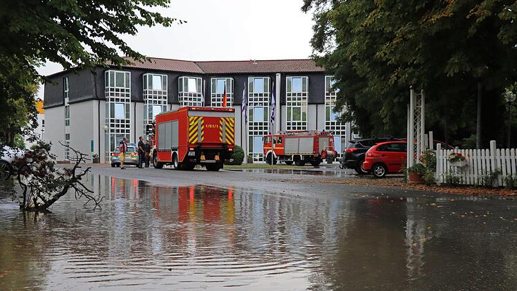 Nach dem Pfingsthochwasser 2017 hatte das Achat-Hotel in der Luitpoldstraße einen Millionenschaden und musste für die Renovierungsarbeiten viele Monate  bleiben. Ein Jahr später stand das Hotelgelände erneut unter Wasser (Bild). Solche Probleme soll es künftig nicht mehr geben, wenn das Überflutungsschutzkonzept  der Stadt Kulmbach umgesetzt wird. Foto: Archiv/Katrin Geyer