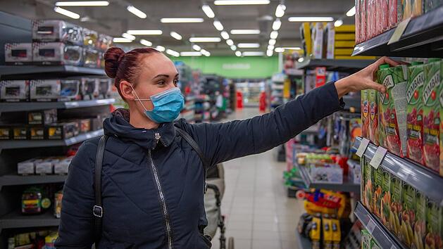 Mindestabatsand, Maskenpflicht, Warten vor Einlass in die Supermärkte: Die Corona-Maßnahmen werden uns wohl noch eine Weile beim Einkaufen begleiten.