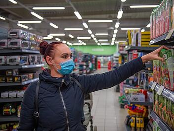 Mindestabatsand, Maskenpflicht, Warten vor Einlass in die Supermärkte: Die Corona-Maßnahmen werden uns wohl noch eine Weile beim Einkaufen begleiten.