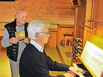 Klaus-Dieter Stolper und Gabriel Konjaev an der Orgel der Christuskirche