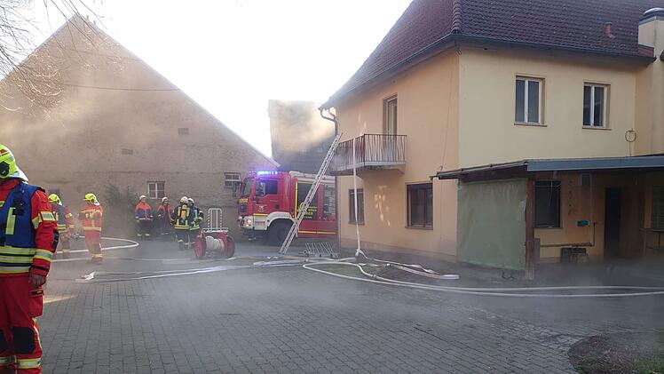 Zapfendorf: Sieben Feuerwehren rücken zu "Tanzsaal Hofmann" an - "etliche Personen" vermisst
