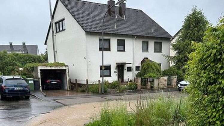 Starkregen in Hersbrucker Schweiz hält Feuerwehren auf Trab - Straßen überflutet