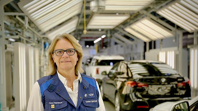 Vor der Wende schraubte Petra Peterhänsel im VEB Automobilwerk Eisenach am Wartburg, heute leitet sie das BMW Werk in Leipzig. Damit ist sie eine von wenigen Ostdeutschen, die es in eine Spitzenposition geschafft hat.