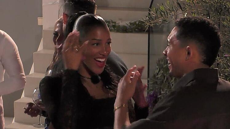 Vanessa (hier mit Alain) versucht, sich die gute Laune herbeizutanzen.