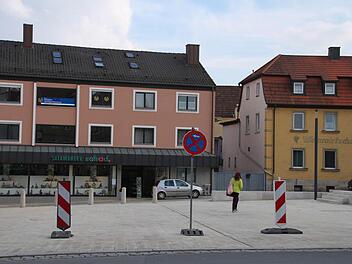 Zusätzliche Belebung: Damit der neu gestaltete Marktplatz nicht zugeparkt wird, versperren derzeit noch Schilder die Zufahrt. Künftig sollen es Bänke sein, die dann auch gleichzeitig dafür sorgen sollen, dass die Fläche belebter wird.  Foto: Heike Beudert