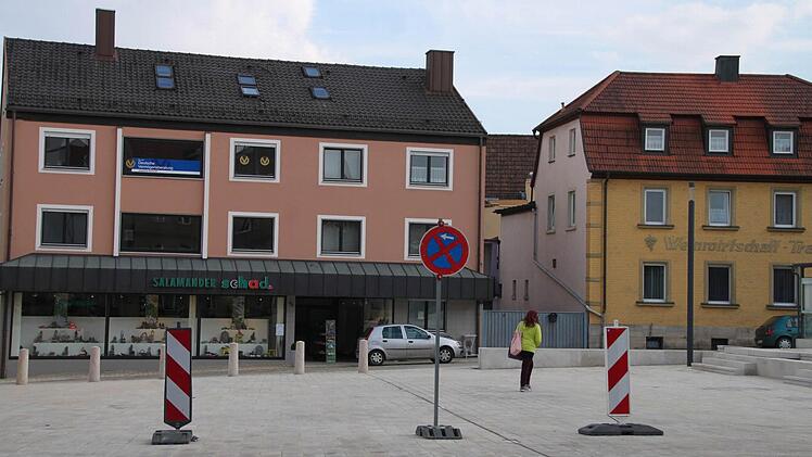 Zusätzliche Belebung: Damit der neu gestaltete Marktplatz nicht zugeparkt wird, versperren derzeit noch Schilder die Zufahrt. Künftig sollen es Bänke sein, die dann auch gleichzeitig dafür sorgen sollen, dass die Fläche belebter wird.  Foto: Heike Beudert