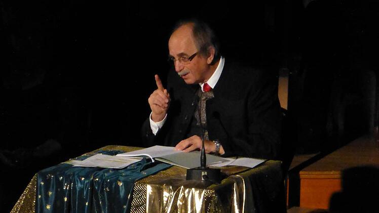 Dieter Rieß als Märchenonkel bei der Fränkischen Weihnacht im Regentenbau in Bad Kissingen. Foto: Ahnert