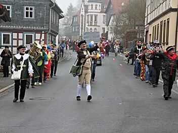 "Musketier", Zweiter Bürgermeister Siegfried Kirchner, "Napoleon", Erster Bürgermeister Helmut Dietz und "Hofmarschall", Gemeinderat Dieter Kirchner (vorne von links) führten den Gaudiwurm in Untermerzbach an. Foto: Helmut Will