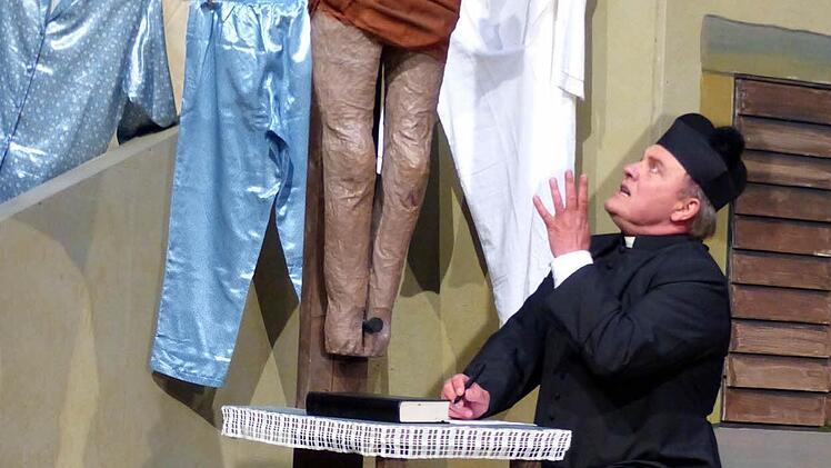 Don Camillo hält Zwiesprache mit seinem "Herrn".