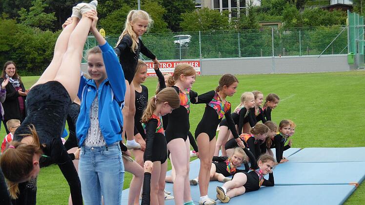 Die Mädchen der Geräteturnabteilung zeigten unter Leitung von Sabine Dacho und Sandra Mohr Ausschnitte ihrer wöchentlichen Trainingsarbeit.  Foto: Michaela Atzler